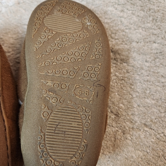 Cozy Brown Kids Toddler Slippers Size 5-6 - Picture 3 of 7